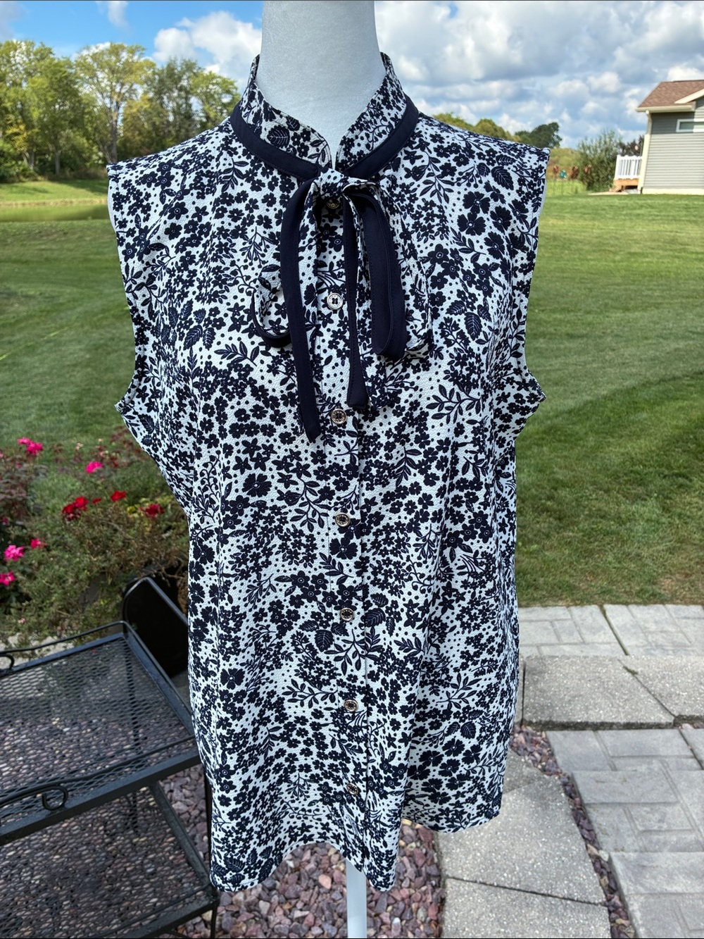 Tommy Hilfiger Sleeveless Navy Floral Mandarin-Collar Shirt With Ties M